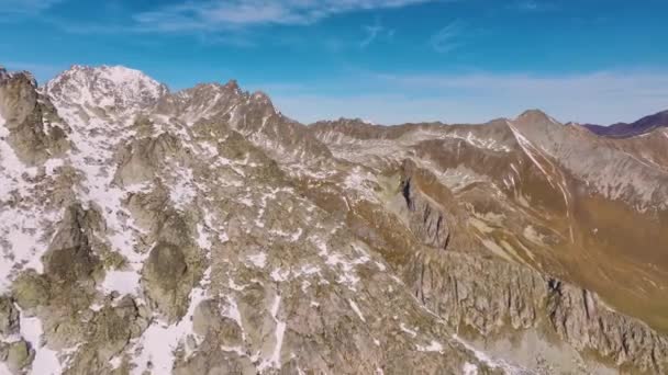 Luftfoto Snedækkede Bjerge Sommeren Solrig Dag Bjergene Sten Toppen Bjergkæde – Stock-video