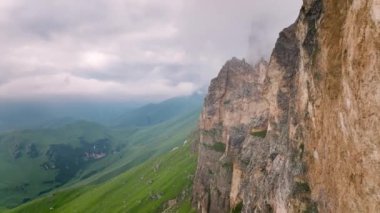 Dağlardaki gizemli kayaların havadan görünüşü. Kayalıklardaki bulutlar. Doğal video arkaplanı.