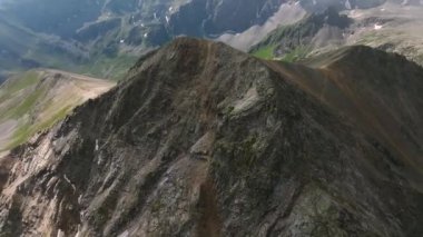 AERİAL Hava Manzarası. Alçak bulutlu dağın tepesinden uzaklık. video arkaplan dağlık arazileri