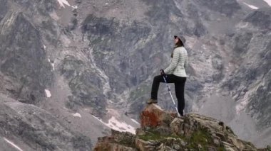 Hava manzaralı. Fantezi macera, kayalık bir uçurumun tepesinde güzel bir Kanada dağ manzarasıyla gün batımında ya da gün doğumunda birleşir. 2.5D parallax.