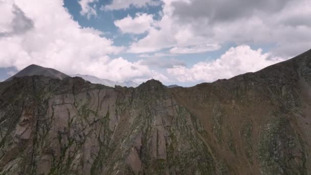 Een Jonge Aantrekkelijke Blanke Vrouw Trekkleding Met Wandelstokken Staat Top — Stockvideo
