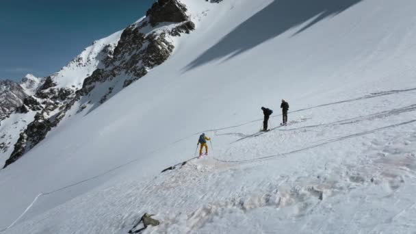 Vista Aérea Skitouring Freeride Esquiador Alto Montanhas Nevadas Desce Morro — Vídeo de Stock