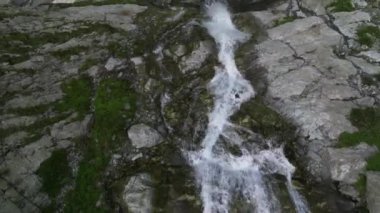 Resimli Sofiysky şelalesinin kenarından süzülen suyun nefes kesici yakından görüntüsü. Karachay-Çerçeve Cumhuriyeti. Kuzey Kafkasya.