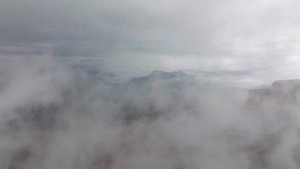 Dağlardaki Bulutların Üzerinde Alçak Uçuşlar Bulut Video Ekran Koruyucusu — Stok video