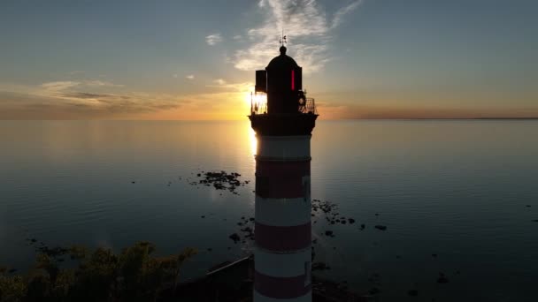 日落时从空中俯瞰灯塔 海湾上的海灯塔的俯瞰图 — 图库视频影像