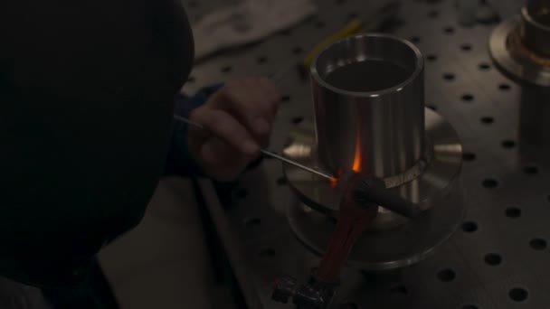 Bir Kaynakçı Paslanmaz Çelik Bir Elementte Hassas Kaynak Yapar Element — Stok video