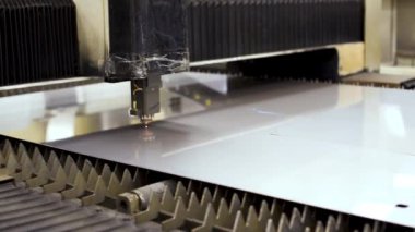 Paslanmaz çelikten endüstriyel ekipman üretimi. Metal levhayı kolayca doğru şekle sokacak özel bir endüstriyel bükme makinesi kullanarak.