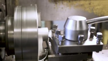 Fabrikadaki üretim makinelerinin işi. CNC değirmen makinesinde metal plakaları öğütme sürecinin etrafında dön. Değirmen makinesinde değirmen dükkanı.