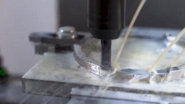 Fabrikadaki üretim makinelerinin işi. CNC değirmen makinesinde metal plakaları öğütme sürecinin etrafında dön. Değirmen makinesinde değirmen dükkanı.