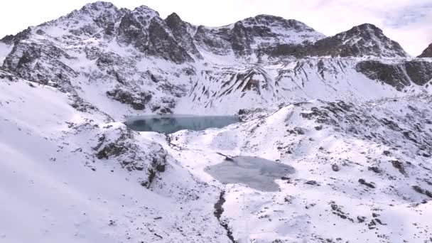 Letecký Výhled Zimě Zasněžené Vrcholky Štítů Sníh Svazích Hor Jezero — Stock video