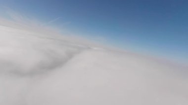 FPV videosu, bulut sörfü, bulutların üstünde yüksek hızda alçaktan uçmak. Yüksek anahtarlı fpv kanatları bulutlar üzerinde uçar ya da bir rüyadaki gibi sis.