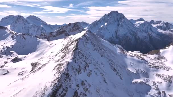 Wideo Lecące Blisko Pasma Górskiego Głębokim Śniegiem Widok Powietrza Słoneczny — Wideo stockowe
