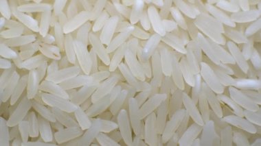 Makro modda beyaz, uzun cilalanmış pirinç daire şeklinde döner. Seçici odak.