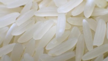 Makro modda beyaz, uzun cilalanmış pirinç daire şeklinde döner. Seçici odak.