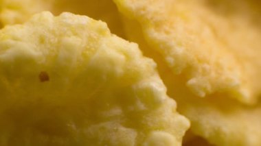 Yakın çekim makro, enfes sağlıklı kahvaltı. Mısır altın tanelerinin seçici odak noktası.