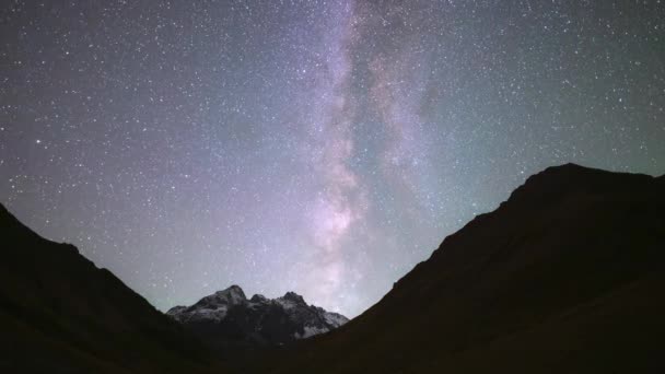 山のシルエットの上に乳白色の方法の動きの夜のタイムラプスのビデオ 地球からの宇宙ビデオ銀河の眺め — ストック動画