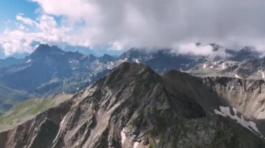 AERİAL Hava Manzarası. Alçak bulutlu dağın tepesinden uzaklık. video arkaplan dağlık arazileri