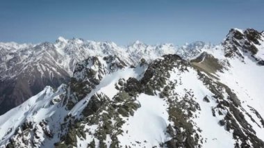 Dolomitlerin ya da Kuzey Kafkasların üzerinden hava uçuşu. Yükseklerde kayaların yanında uçmak. Dağlarda muhteşem bir uçuş. hava görünümü.