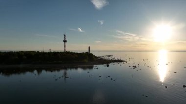 Kubbe 'nin arkasında ya da Finlandiya Körfezi' nin ya da Avrupa ülkesinin deniz fenerinin ışığında güzel bir gün doğumu ya da gün batımı manzarası. Deniz fenerinin yanında trafik vardı. Son derece yakın çerçeve.