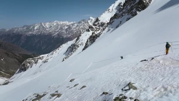Vista Aérea Skitouring Freeride Esquiador Alto Las Montañas Nevadas Paseos — Vídeos de Stock