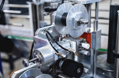 Akıllı bir fabrikada yapay zeka kullanan endüstri konsepti. Sensörler ve pnömatik ekipmanlarla donatılmış Smart Factory pnömatik montaj hattının yapımı