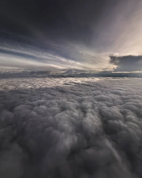 Berge Den Wolken Bei Sonnenaufgang Oder Sonnenuntergang Sommer Luftaufnahme Eines — Stockfoto
