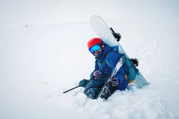Человек Лыжным Снаряжением Сноубордом Сидит Снежной Горе Голубое Небо Снежная — стоковое фото