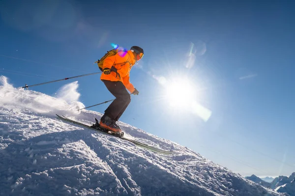 눈덮인 산에서 겨울날 스키를 눈내리는 배경에 점프하는 놀라운 스키를 — 스톡 사진