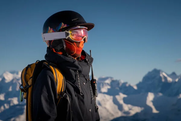 Dağlarda Kayak Gözlüğü Takan Bir Kadın Kayakçının Profili Spor Kayak — Stok fotoğraf
