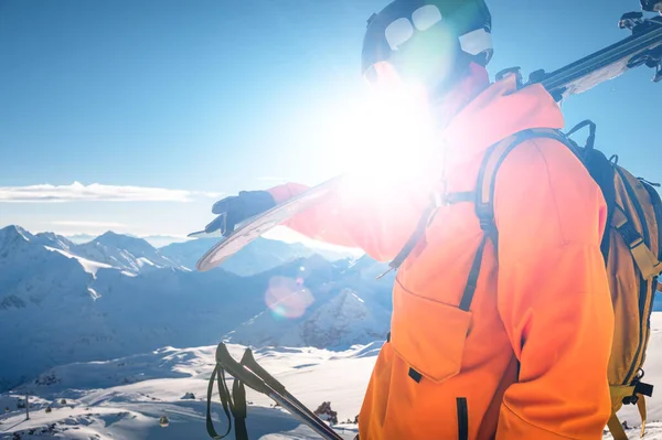 Güneşli Bir Kış Gününde Omzunda Kayaklarla Dağın Tepesinde Duran Bir — Stok fotoğraf