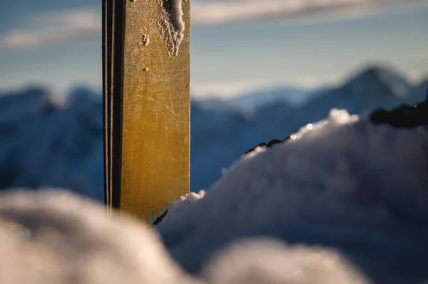 スキーだ 閉じると スキーの上部には 雪が降っている 雪の背景に山のキャップ スキー場 — ストック写真
