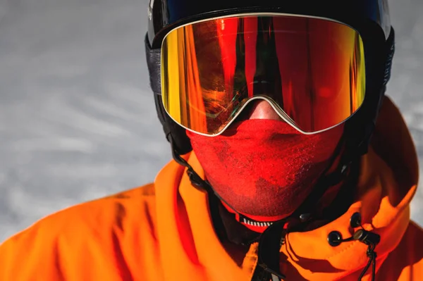 Портрет Человека Жёлтыми Глазами Фото Молодого Серьезного Спортсмена Шлеме Лыжных — стоковое фото