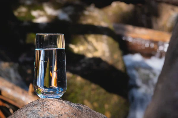 Bicchiere Arrotondato Alto Vetro Con Acqua Potabile Erge Una Pietra — Foto Stock