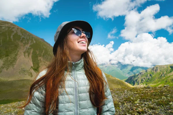 Potret Seorang Gadis Pegunungan Berdiri Melihat Lanskap Gunung Potret Musafir — Stok Foto