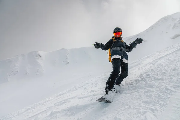 Snowboarder Dobrado Freios Uma Encosta Freeride Homem Ativo Snowboarder Passeios — Fotografia de Stock