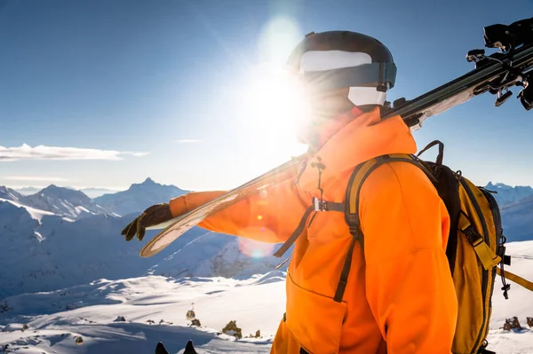 Retrato Hombre Sosteniendo Esquís Hombro Mirando Una Montaña Nevada Contra —  Fotos de Stock