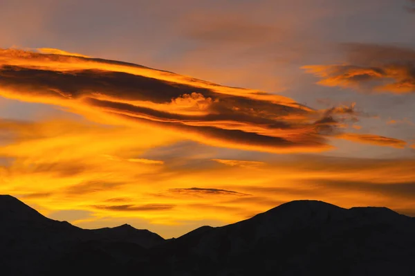 Avustralya Alpleri Nin Dağ Silueti Gün Doğumunda Parlayan Gökyüzünün Batımında — Stok fotoğraf