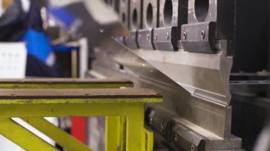 Paslanmaz çelikten endüstriyel ekipman üretimi. Metal levhayı kolayca doğru şekle sokacak özel bir endüstriyel bükme makinesi kullanarak.