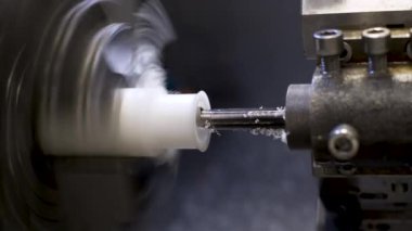 Kıvırcık, otomatik CNC makinesinin dönüşünü kesiyor. Otomatik üretim hatlarının imalatı sırasında işlemek için kullanılan textolite kolunun boşluğu