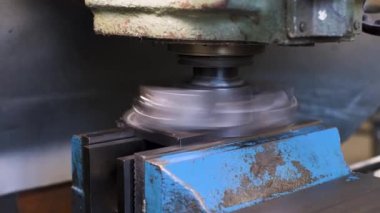 Modern bir fabrikada makine döndürme ve değirmenleme, CNC otomatik sistem döner ve gerçek zamanlı çalışır. endüstriyel video.