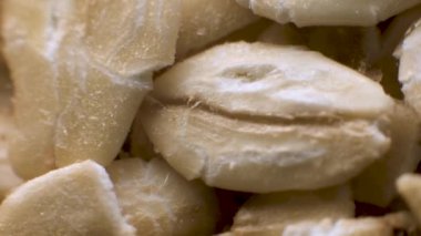 Yulaf ezmesi. Mısır gevreği. Rotasyona yakın çekim. Kuru yulaf ezmesi ekstrem makro video arka plan yüksek dinamik aralık, yakın çekim rotasyonu, üst görünüm 4k. Yemek arkaplanı. Gastronomi konsepti, doğal ürünler. Yulaf