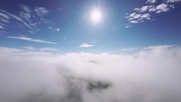 Letíme Přes Mraky Modrá Obloha Mraky Sluncem Video Létání Mracích — Stock video