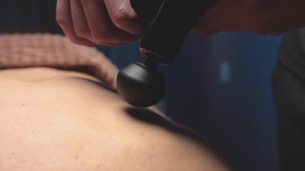 Närbild Slagverk Chock Våg Massage Med Hjälp Elektrisk Massager Massera — Stockvideo