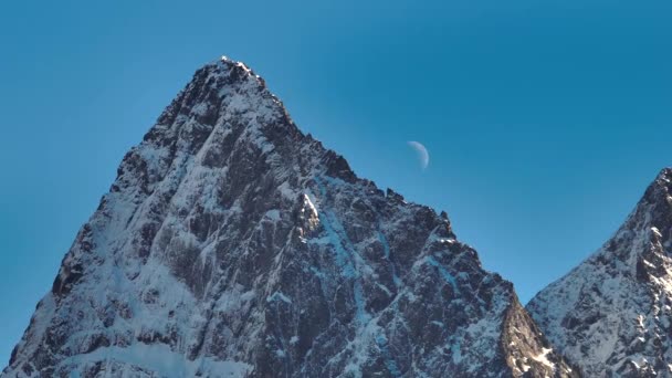 Neumond Teleaufnahme Eines Felsigen Berggipfels Neben Dem Sich Der Mond — Stockvideo