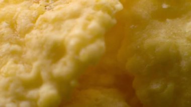 Kuru mısır gevreği, yakın plan, makro. Mısır gevreği rotasyonu, mısır gevreği arka planı, yüksek dinamik aralık. Sağlıklı kahvaltı, sağlıklı vejetaryen yemeği.