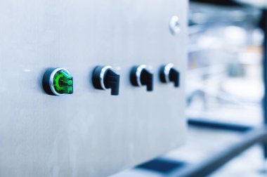 Düğmeleri ve düğmeleri olan kontrol dolabı. Elektrik Santrali Düşük Voltajlı Motor Kontrol Kabinesi Elektrik Değiştirme Modülü Elektrik Seçici Düğmesine bas