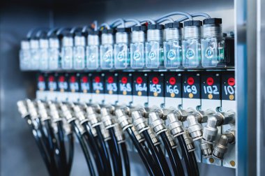 Hava veya su hortumlarına bağlı birçok pnömatik hortum montajı bir üretim hattında pnömatik ekipmanlara monte edilir.