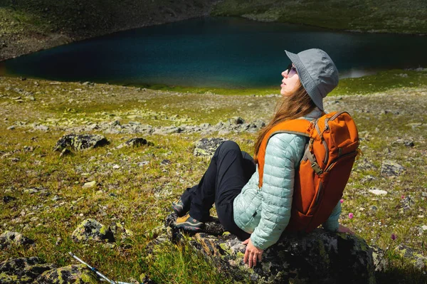 Seorang Wisatawan Wanita Duduk Dan Menikmati Pemandangan Lembah Dari Dek — Stok Foto