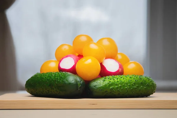 Taze Sebze Salatası Için Malzemeler Ahşap Bir Masaya Yakın Plan — Stok fotoğraf