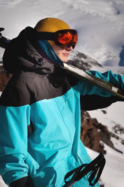 Jovem Esquiador Óculos Esqui Está Com Esquis Seu Ombro Pronto — Fotografia de Stock